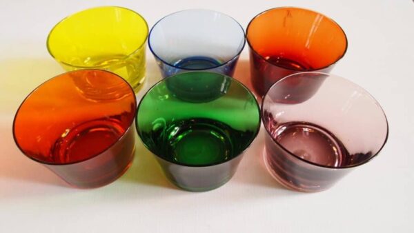boles de cristal soplado de diferentes colores