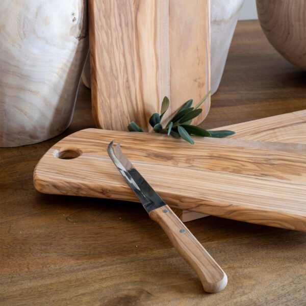 Tabla de cortar de madera de olivo artesanal con diseño natural y orificio para colgar