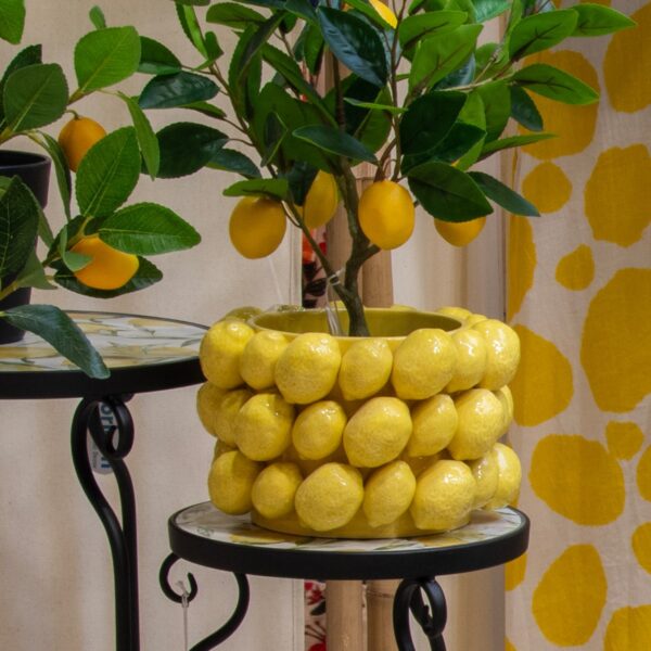 Jarron de Limones de ceramica sobre una mesa