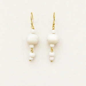 Pendientes con cuentas blancas de hueso y detalles dorados.