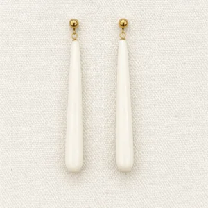 Pendientes de hueso natural en forma de lagrima con detalles dorados.