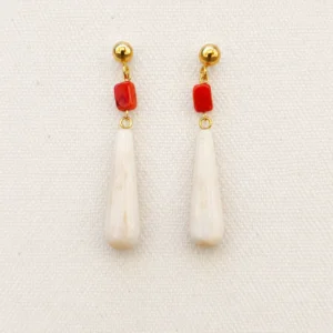 Pendientes de hueso y coral natural con detalles dorados.
