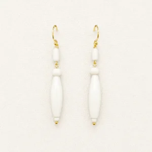 Pendientes de hueso natural con detalles dorados.