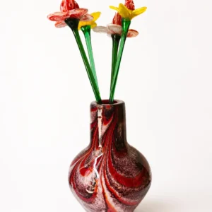 Jarron cristal soplado rojo vintage con una flor dentro