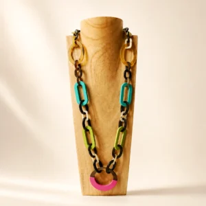 Collar asta natural colorido colocado en un expositor de madera