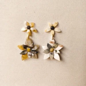 Pendientes de asta natural con forma de flor