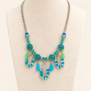 Collar de esmalte verde y azul sobre expositor