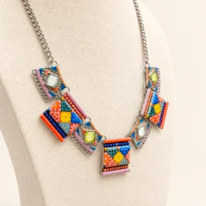 Collar de esmalte de varios colores expuesto sobre un expositor