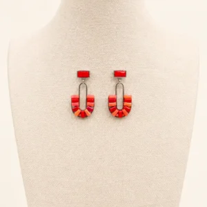 Pendientes de esmalte de color rojo sobre expositor