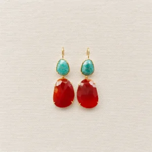 pendientes de piedras naturales turquesa y rojo sobre fondo blanco