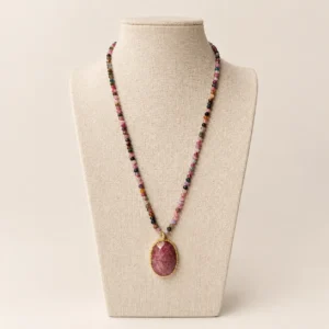 collar con cuentas de piedras de varios colores con un colgante ovalado morado