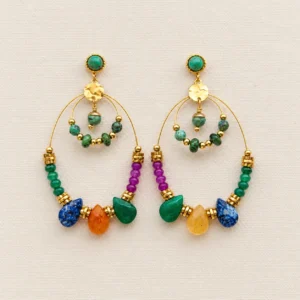 Pendientes dorados y multicolores con forma circular sobre un fondo blanco